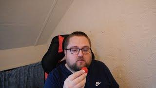 Idiot eats the Carolina Reaper Chilli - Severe pain and panic is the result