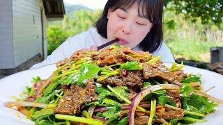 The cold dishes are low in calories  so Qiu Meis coriander beef today is delicious and not long in