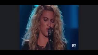 @ToriKelly 2015 VMA performance throws guitar ￼