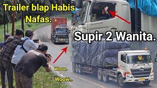 Supir Truck Wanita Di Bukit Kodok Truk Trailer Balap Habis Nafas Menanjak.Bus Laka Melintas Di Tarik