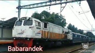 Kereta Batu Bara Rangkaian Pendek Babarandek CC 206 Series PT MM Melintas Stasiun Pondok Ranji