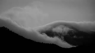 Футаж черный-и-белый-облака-горы-туман