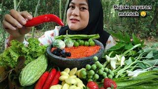 RUJAK SAYURAN MENTAH DI TEMANI AYAM BERKOKOK 