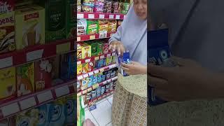 Gak cuma 1 beli susu kotaknya