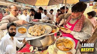 UNBELIEVABLE CROWD FOR BILLU S BEST ROADSIDE BREAKFAST CHOLE CHANA & DESI MURGH STEW LAHORI CHANAY