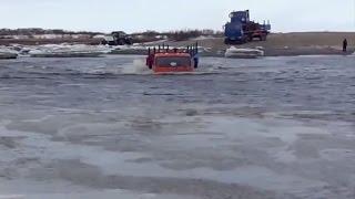 Грузовые автомобили КАМАЗ под водой - опасное видео 2015