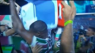 Jogador do fluminense calcula errado joga balde dagua nele mesmo e choca sociedade