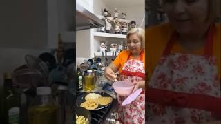 unas tostadas embarradas de frijoles refritos un huevito dorado y Salsita de Molcajete con aguacate