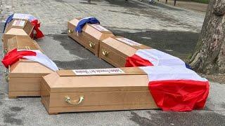 Cercueils déposés au pied de la tour Eiffel  Une affaire qui relance les soupçons dingérence russe
