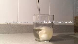 Reacción química agua vinagre y bicarbonato