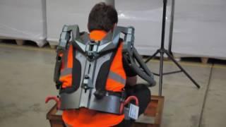 Manutention de bacs lourds au sol avec un exosquelette