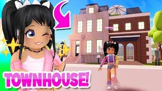 NEW *TOWNHOUSE* in CLUB ROBLOX *FULL TOWN TOUR*