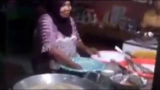 Unik Mania- Iwan Bopeng Pasti Kabur Liat ibu ini masak