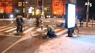 Sneeuw in Nederland ijzel spekglad glad ijs gladde wegen Sneeuw ijs gladheid sneeuwen en schaatsen