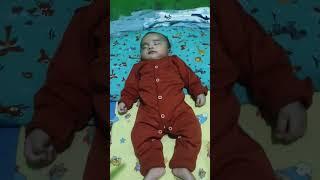 Anak Bayi Pakai Baju Baru Eh Malah Tidur