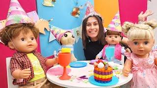 Gül doğum gününü kutluyor Oyuncak bebeklerle oyun hamurundan pasta yapma oyunu