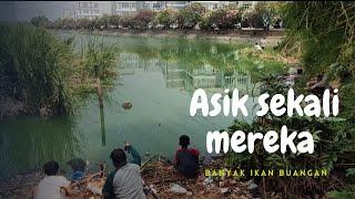 Panen ikan lele buangan di danau pik