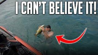 CRAZY Fisherman Catches Bass Barehanded? Lake St.Clair Bass Fishing