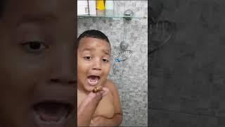 MENINO FAZ ESCANDALO AO VER BESOURO NO BANHEIRO