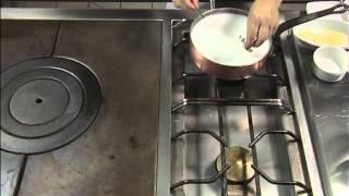 Réaliser le mode de cuisson pocher à chaud dun poisson au court-bouillon au lait