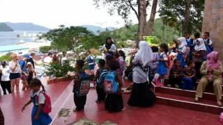 Turis kapal pesiar Pacific Eden menikmati lagu-lagu yang dinyanyikan murid taman kanak-kanak Sabang