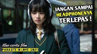 Semula orang-orang gak percaya kalau ia harus selalu menggunakan headphone sampai suatu saat..