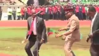 Un général de larmee Kenyanne dance sur du Extra Musica - Etat Major