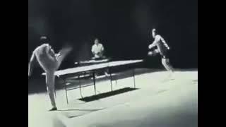 Imitate Bruce Lee playing table tennis with nunchucks