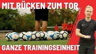 Trainingseinheit für Jugendfußballtraining Bälle mit dem Rücken zum TorGegner annehmen