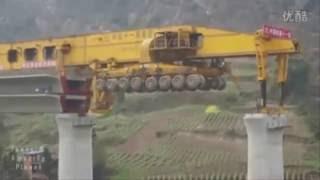 Une machine de 580 tonnes assemble des ponts en Chine