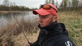 Поиск ЩУКИ весной Рыбалка на небольшом озере СПИННИНГ В АПРЕЛЕ