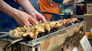 路地裏にある激渋焼き鳥屋の立ち食い風景Standing Only Yakitori