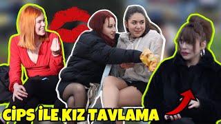 GÜZEL KIZLARI ABSÜRT KOMİK YEMEK YEME ŞAKASI YAPARAK TAVLAMAK