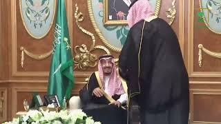 فيديو  بعد أدائه القسم.. الأمير خالد بن سلمان يقبل يدي الملك سلمان والأمير #محمد_بن_سلمان