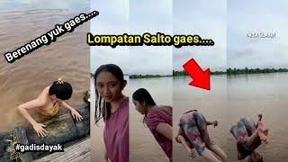 GADIS Dayak Kalimantan berenang di sungai Kapuas