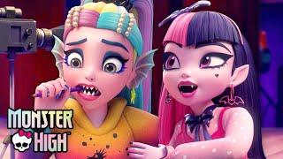 Draculaura Steals the Show From Lagoona  Monster High