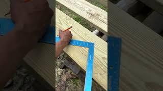 Cómo marcar las escaleras de madera con la escuadra de carpintería  para una terraza #customhome