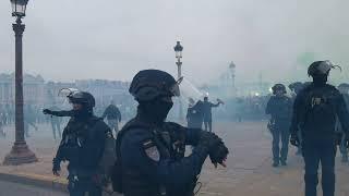 Les supporters Maccabi Haïfa remontent les Champs-Élysées escortés par la police - 25 octobre 2022