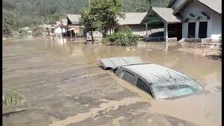 BREAKING NEWS...Gunung Semeru Keluarkan Lahar Kendaraan Relawan Tenggelam. Vidio Amatir