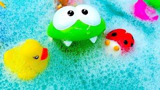 Весёлые игры для детей – Ам Ням в бассейне с пеной – Детское видео с игрушками для ванной