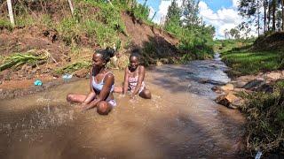Gadis Afrika mandi di sungai 