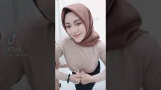 TikTok Jilbab Cantik gunung gede ughty goyang tipis setipis menggoda iman.