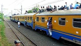 Kereta Api Langsam berangkat Stasiun Pondok Ranji