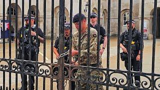 FULL LOCKDOWN AMAZING LADY TROOPER ON DUTY BEFORE THE YARD IS EMPTIED and Horse Guards is CLOSED