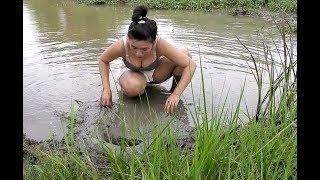 WowBeautiful Girl Fishing Amazing Fishing at Battambang How To catch fish by hand93