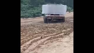 seguir em frente é doidiça  caminhãos tombando.