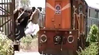 rail ki patri par khatarnak khel video scene