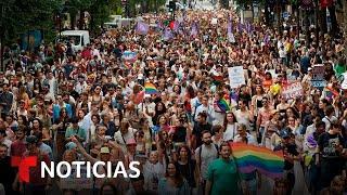 París Londres y Nueva York se suman a la Marcha del Orgullo LGBT+  Noticias Telemundo