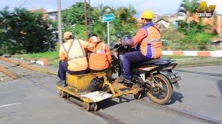 KENA PRANK‼️ Kirain Kereta Lokomotif yang lewat ternyata....Motor HONDA jalan di atas rel kereta api