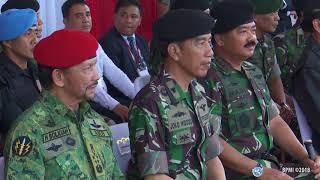 Menyaksikan Demonstrasi Latihan Gabungan Prajurit TNI